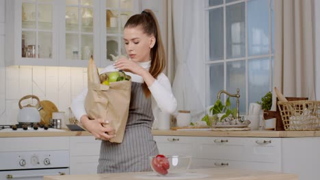 mujer comprando comestibles en una cocina