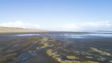 Verrückt-Aussehender-Science-Fiction-Strand-In-Neuseeland,-Zurückweichende-Wellen-Und-Gezeitentümpel-–-Luftbild-Dolly