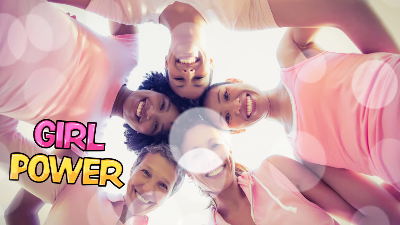 Animação de texto "poder feminino" sobre grupo diversificado de mulheres sorridentes