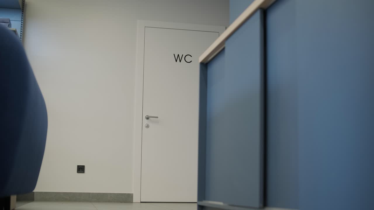 문 에 표지판 이 있는 공중 화장실