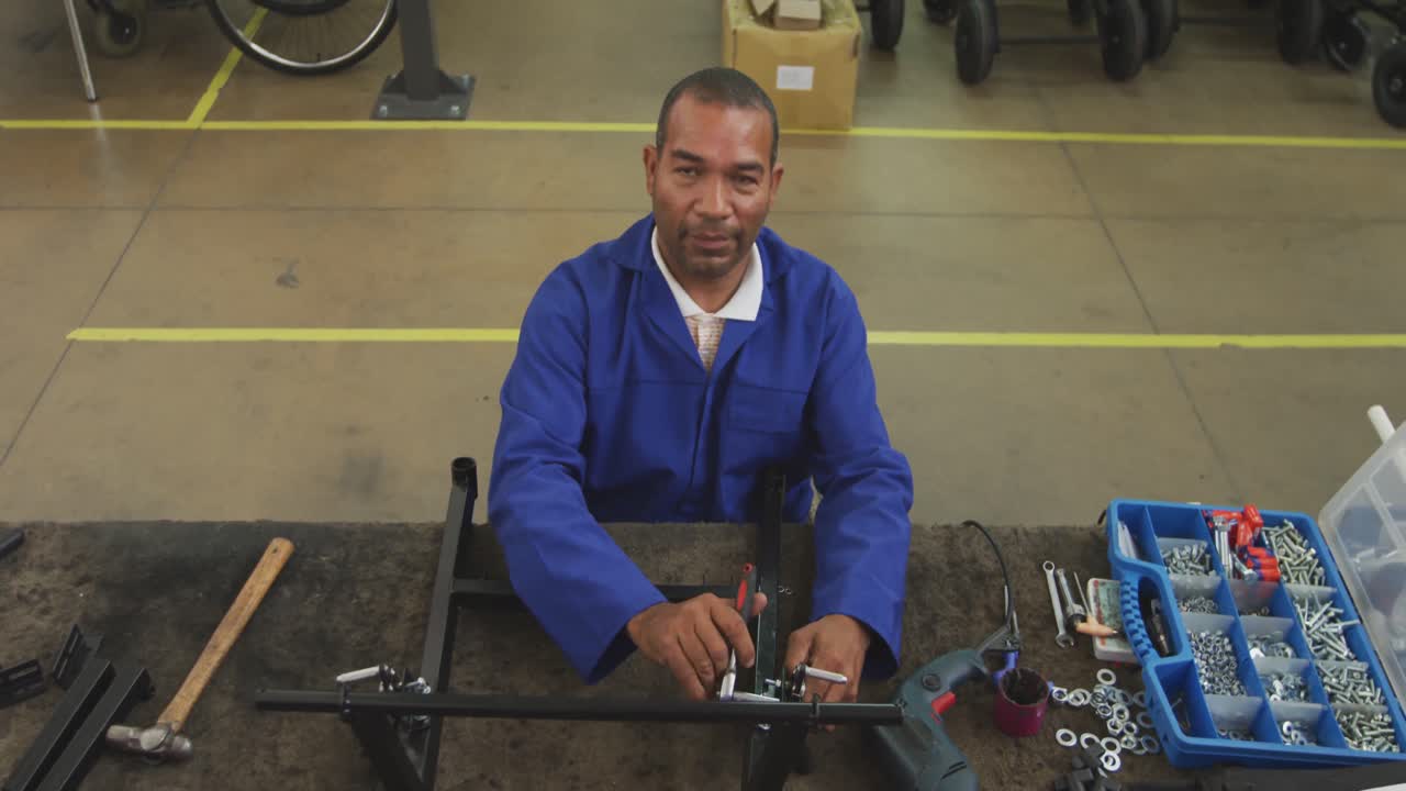 hombre discapacitado en el trabajo