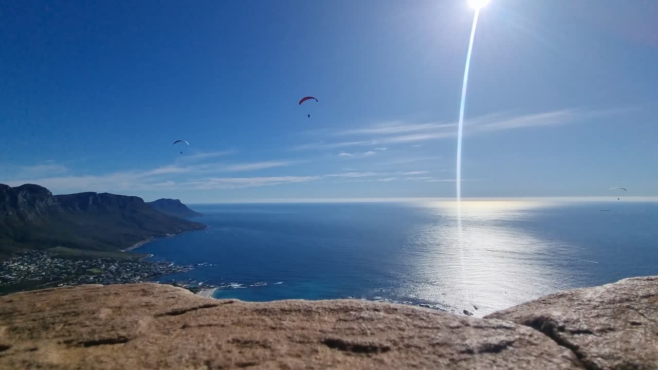 푸른 하늘 화창한 날 대서양에서 패러글라이딩하는 사람들