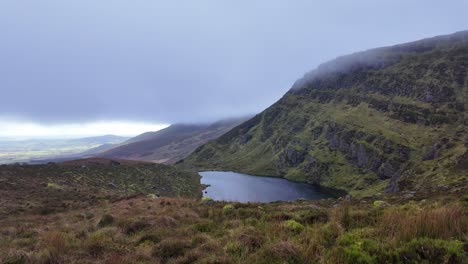 Ladera-De-La-Montaña-Lough-Coumdala-En-Las-Montañas-Comeragh-En-Un-Día-De-Noviembre-Senderismo-En-Invierno