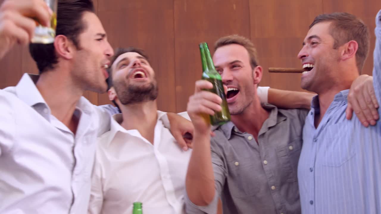 행복 한 친구 들 이 술 을 마시고 담배 를 들고