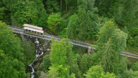 Zwei-Standseilbahnen,-Die-In-Giessbach,-Schweiz,-Aneinander-Vorbeifahren