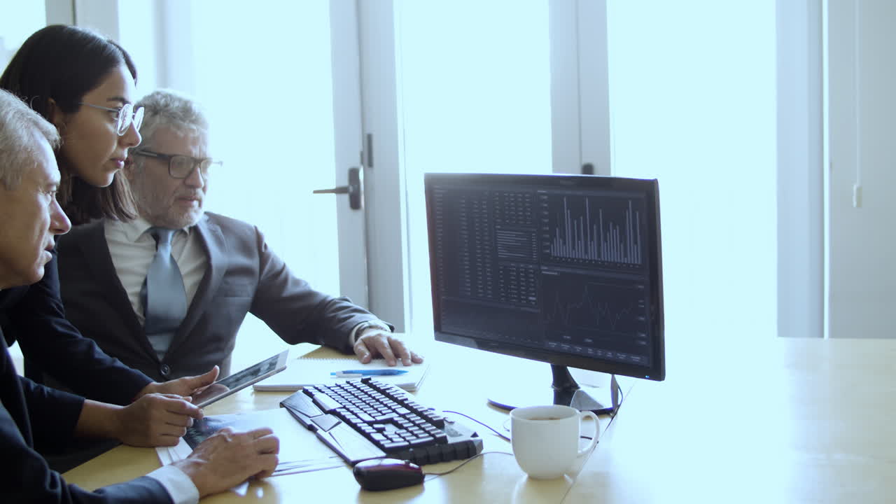 주식 시장 역학을 관찰하는 투자자 그룹