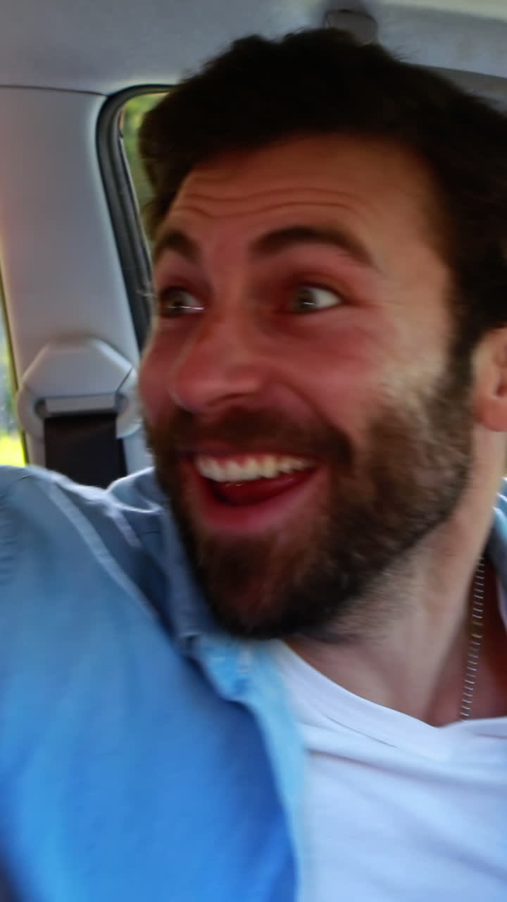 amigos emocionados entrando en el coche