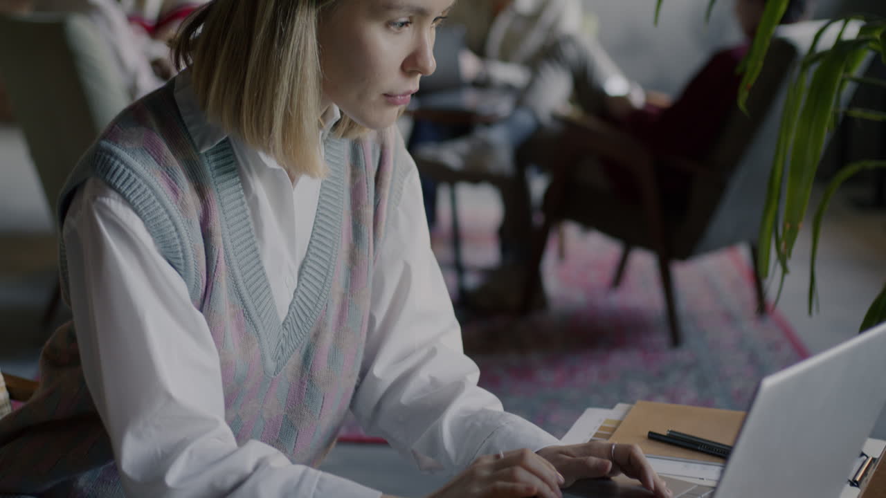 카페에서 노트북으로 일하는 여자