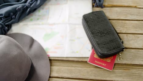 pasaporte y accesorios de viaje en el cuadro 4k