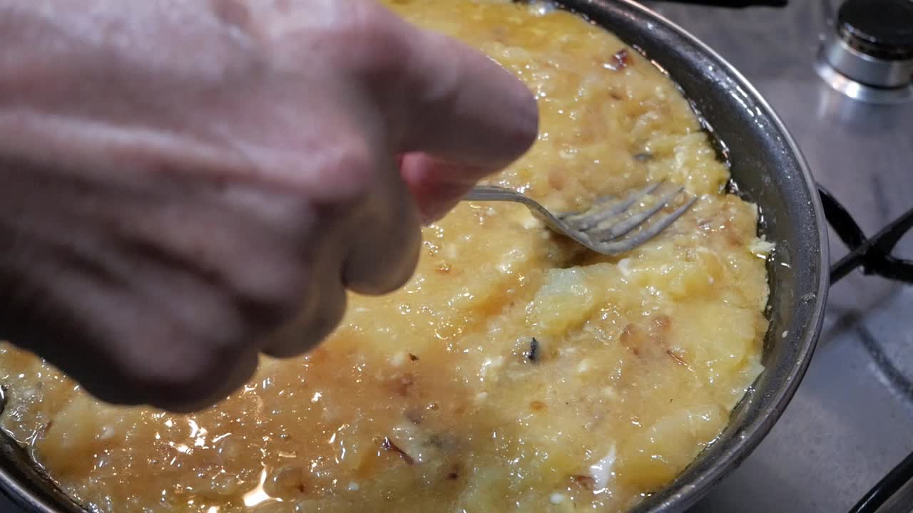 tortilla española, tortilla de patatas, ingredientes en una sartén grande en la estufa