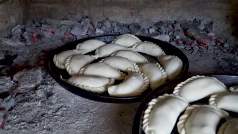 Empanadas-Argentinas-Tradicionales-Sin-Cocer-Dentro-De-Un-Horno-De-Barro-Rodeado-De-Cenizas-Ardientes