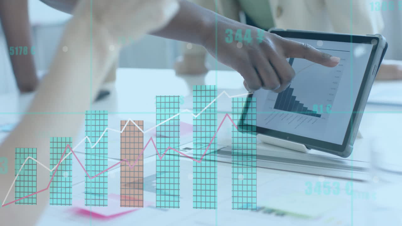 animación del procesamiento de datos financieros sobre diversas mujeres empresarias que trabajan en la oficina