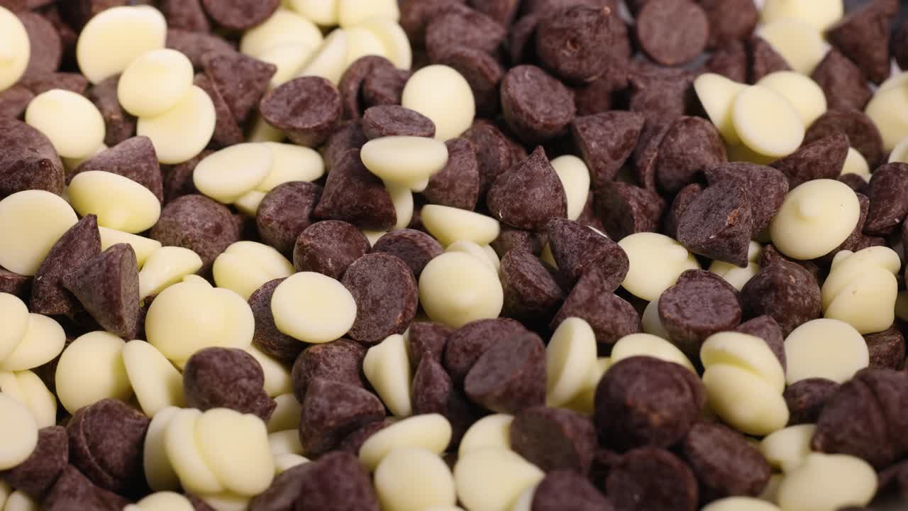 Gocce di cioccolato fondente e bianco che cadono insieme