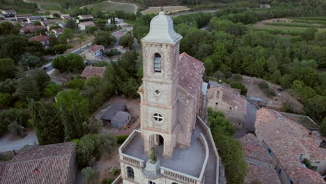 la capilla notre-dame-de-la-consolation, construida en 1894 en lo alto de un espolón rocoso con vistas a una aldea en pierrelongue.