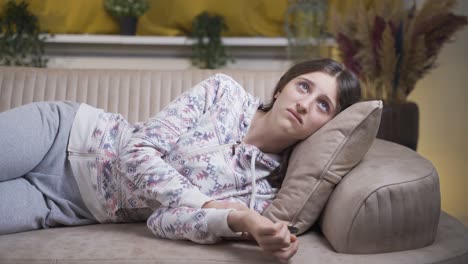 mujer joven abandonada, sola en casa y deprimida por la noche.