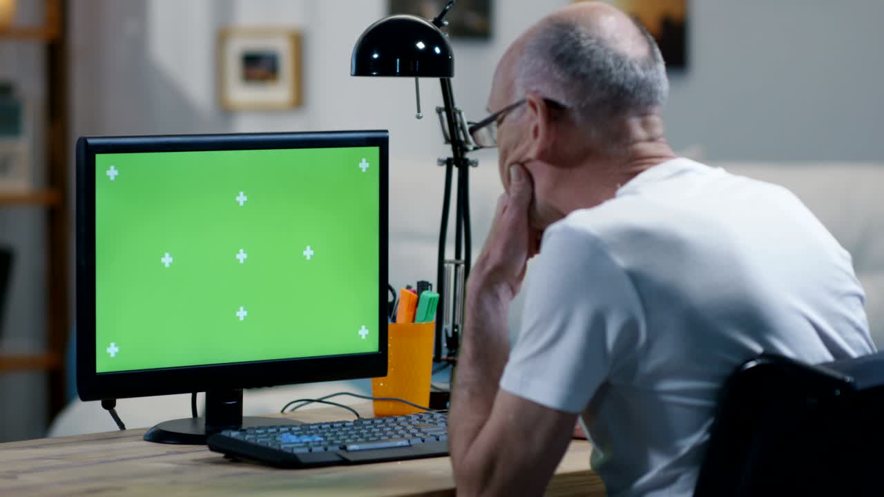 un monitor de pantalla verde para adultos maduros