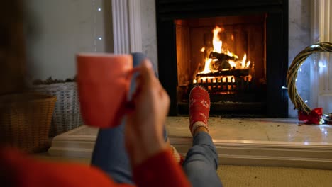 mujer en casa en tiempo de navidad