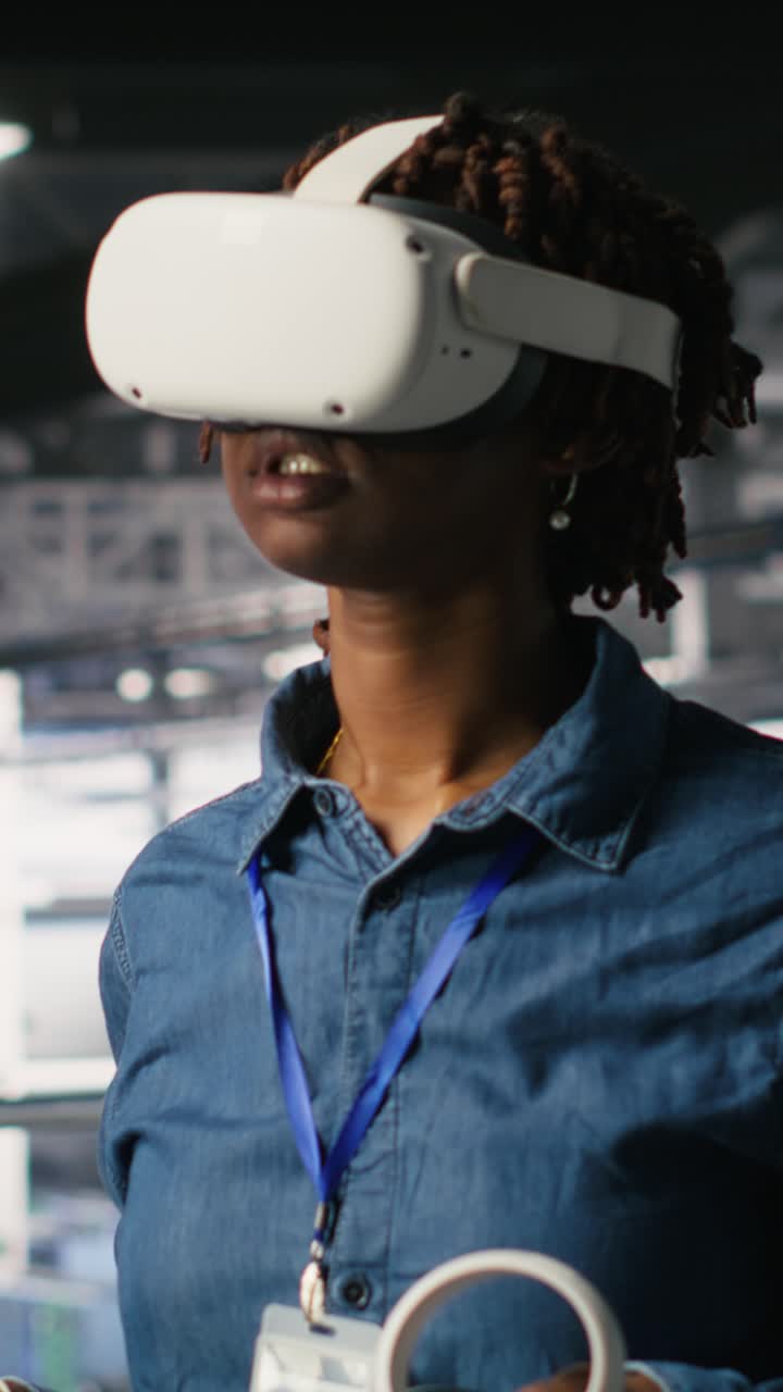 Vertikal video: Datacenteradministrator iført VR-headset bruger kunstig intelligens.