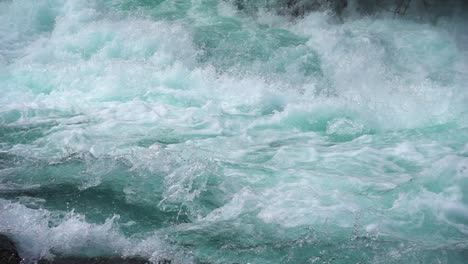 Agua-Del-Río-De-Montaña-Con-Primer-Plano-En-Cámara-Lenta