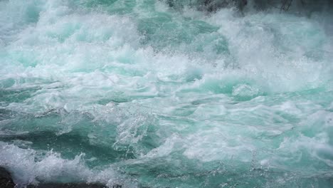 agua de río de montaña con un primer plano en cámara lenta