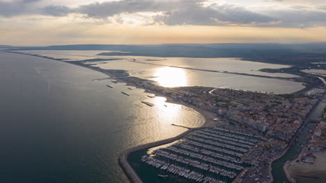 Hyperlapse-über-Palavas-les-Flots-Sonnenuntergang,-Seltene-Mittelmeer-Hafenantenne