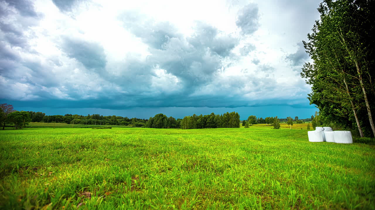 escena rural con rollo de balas de heno en los campos durante la temporada de cosecha