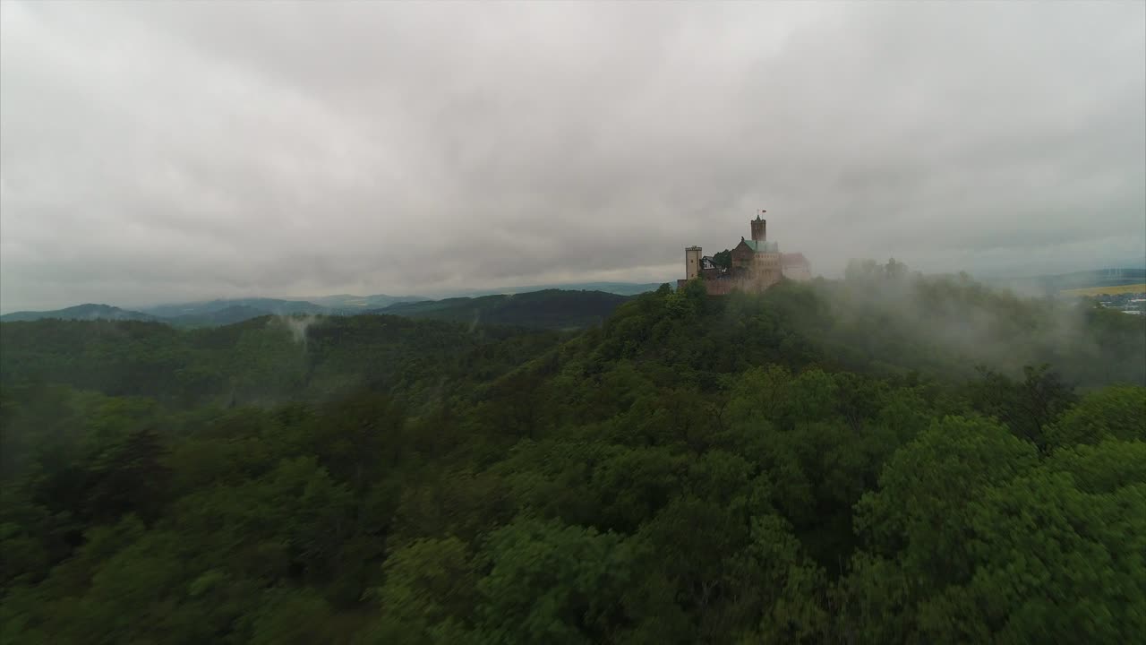 wartburg aéreo castillo nubes de niebla eisenach alemania martin luther historia de la reforma avión no tripulado cinematográfico