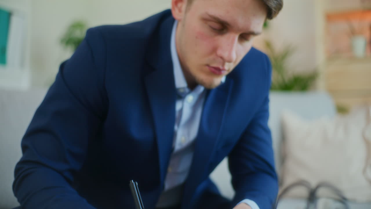 사업가 는 개발 을 위한 재정 을 분석 한다