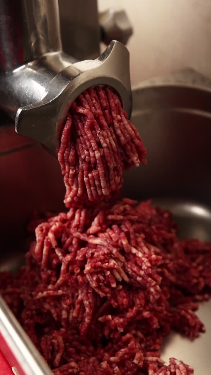 Frisch gewolftes Fleisch, das aus einem Fleischwolf kommt