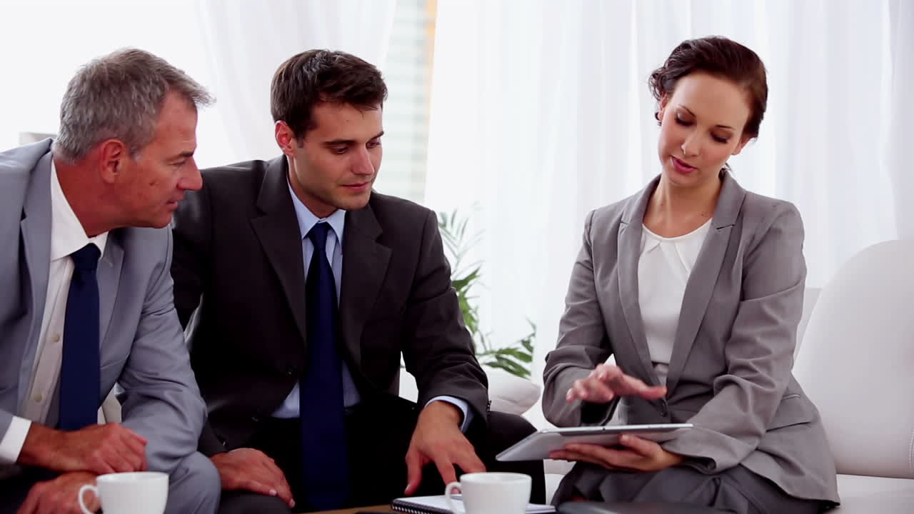 atractiva empresaria trabajando en una tableta