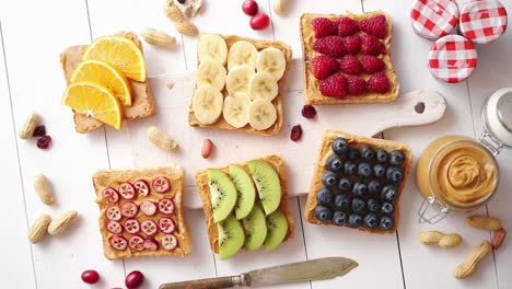 surtido de tostadas frescas y saludables para el desayuno.