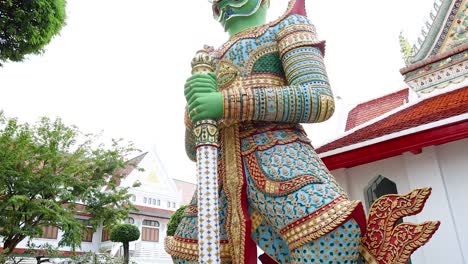 la colorida estatua del guardián en wat arun, bangkok