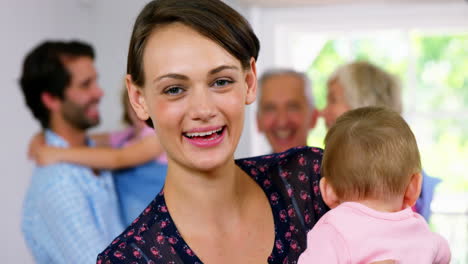 Retrato-De-Madre-Sonriendo-Con-Su-Bebé