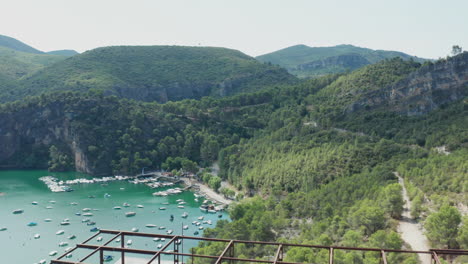 Proyecto-De-Construcción-Inacabado,-Un-Hotel-Cerca-Del-Lago-De-Bolarque,-España