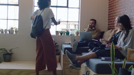 jóvenes empresarios diversos intercambiando ideas compañera mujer compartiendo documentos de propuesta corporativa equipo creativo trabajando juntos reunión en un lugar de trabajo de oficina moderno