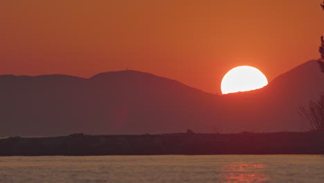 Sonnenuntergang-An-Der-Küste-Griechenlands