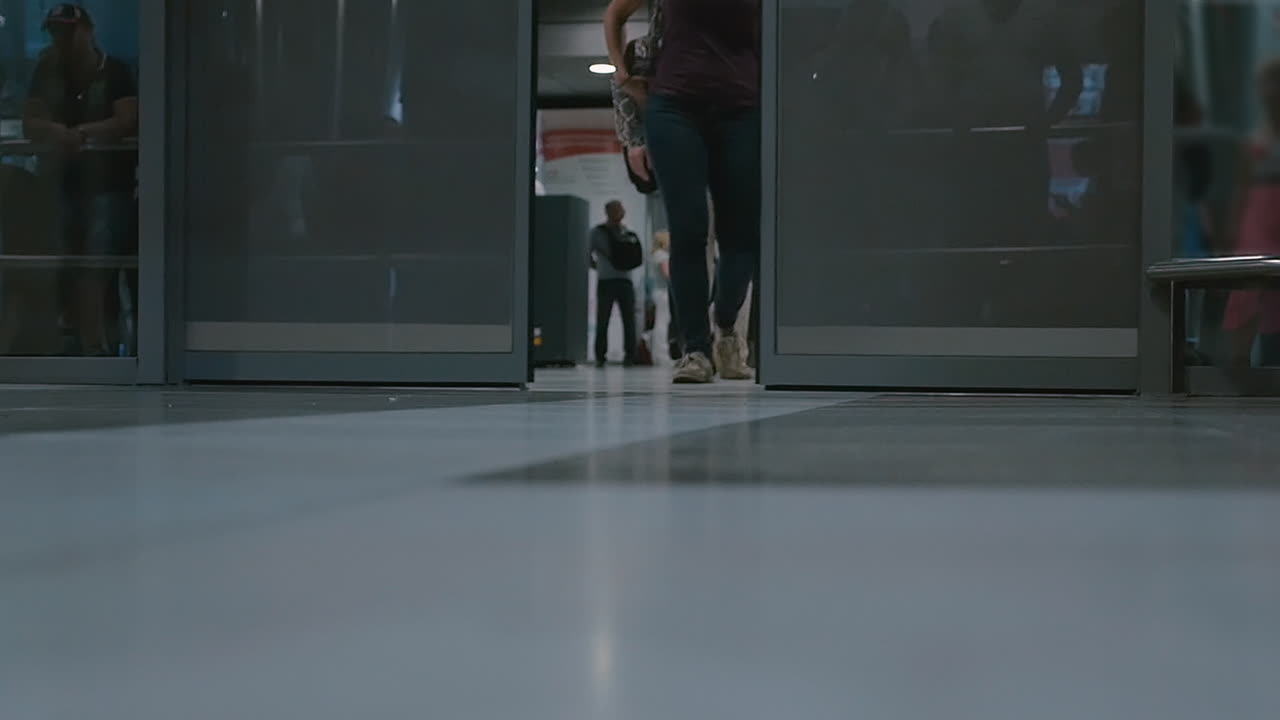 persone con i bagagli che escono dall'aeroporto