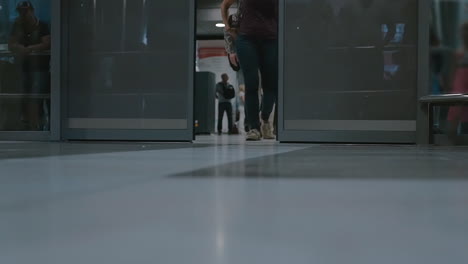 Personas-Con-Equipaje-Saliendo-Del-Aeropuerto