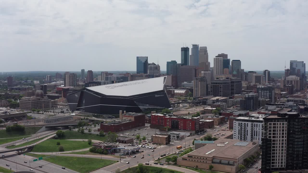 미네소타의 미네아폴리스 스카이라인의 넓은 푸시 인 항공  ⁇