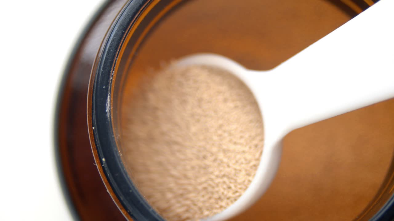 un primer plano una cuchara de horneado de medición obtención de levadura