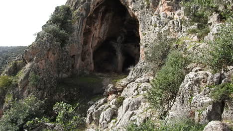 vista a la entrada de la cueva natural en la región de montaña taza, marruecos