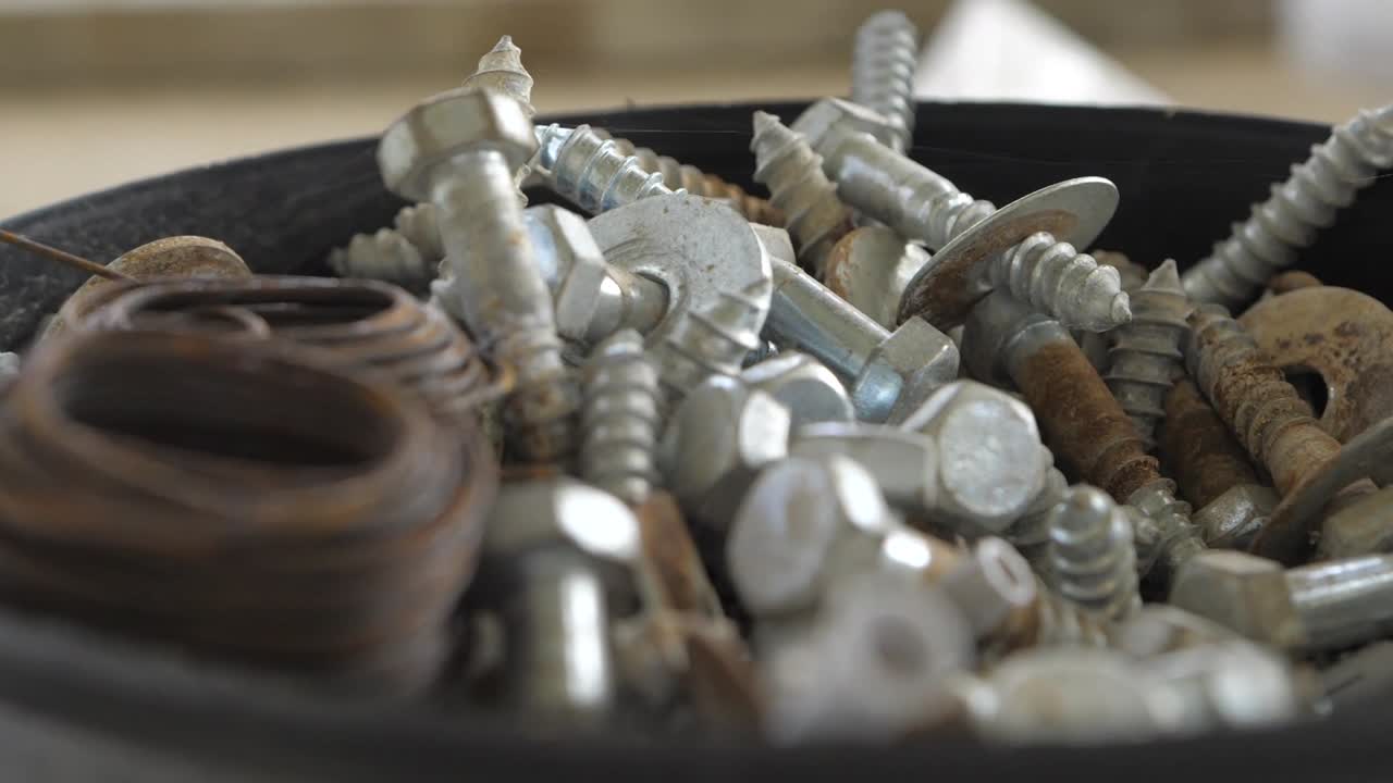 건설 현장에서 양동이에 있는 나사의 슬로우 모션 비디오