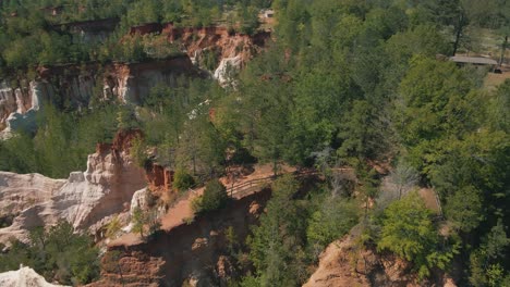 hermosas imágenes de drones de un enorme cañón en un día soleado
