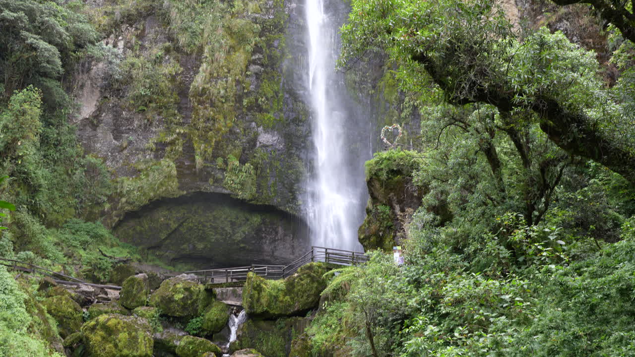 la cascada más alta de cuenca, ecuador