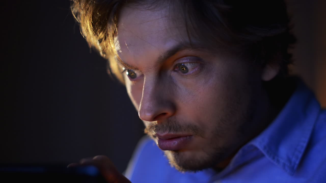 hombre pirateando tablet computadora seguridad hilo pantalla táctil primer plano