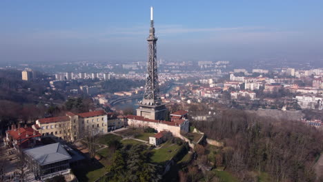 luftaufnahme des berühmten metallturms von fourvière am hang mit blick auf lyon