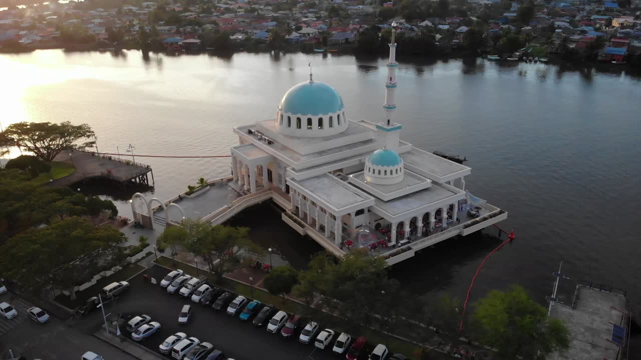 쿠칭의 아름다운 떠다니는 모스크의 공중 풍경