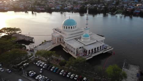 vista aérea de la hermosa mezquita flotante de kuching