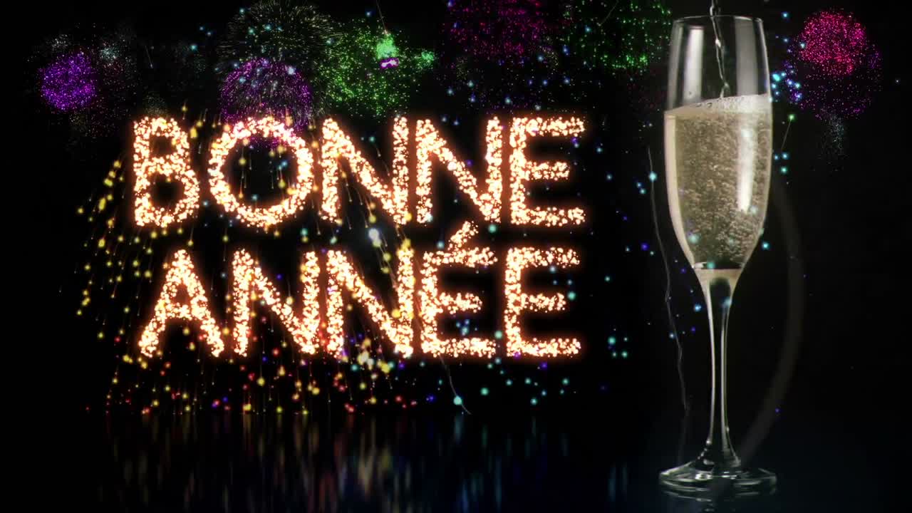 Bicchiere di champagne con fuochi d'artificio sullo sfondo