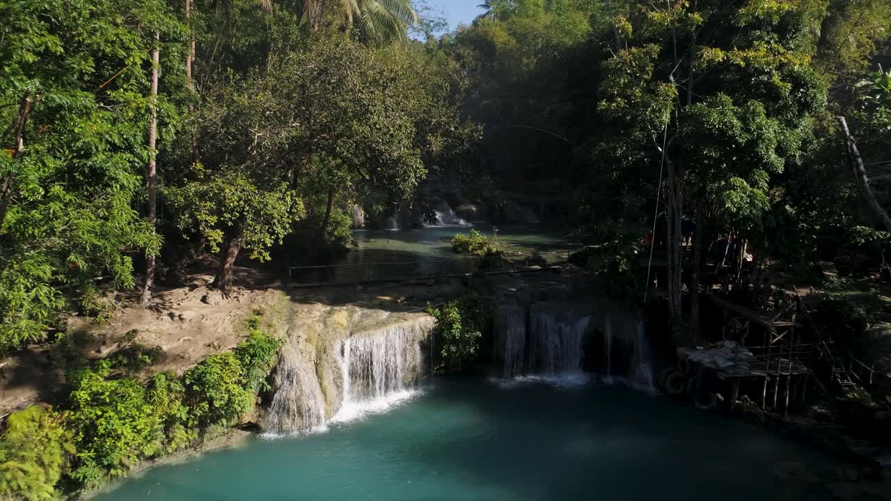 Cascata tropicale con pozza d'acqua blu a Cambugahay Fall sull'isola di Siquijor, senza persone